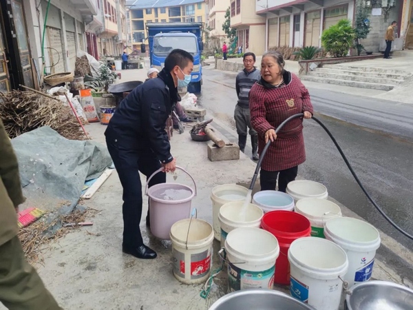 民警為轄區(qū)群眾送去生活用水。