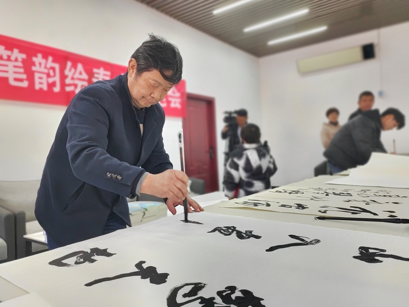 1月13日，在貴州省大方縣迎春書畫筆會現(xiàn)場，書法愛好者鄭再華正在進行書法創(chuàng)作。（鐘歡 攝）.jpg