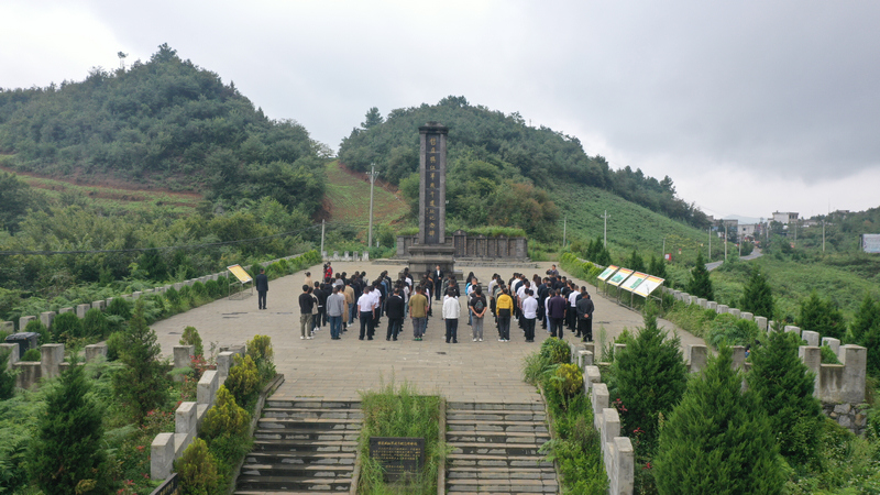 8月30日，在赫章縣哲莊壩長征文化公園紀(jì)念碑教學(xué)點(diǎn)，學(xué)員們聆聽烏蒙山回旋戰(zhàn)哲莊壩戰(zhàn)斗故事。謝永奇攝