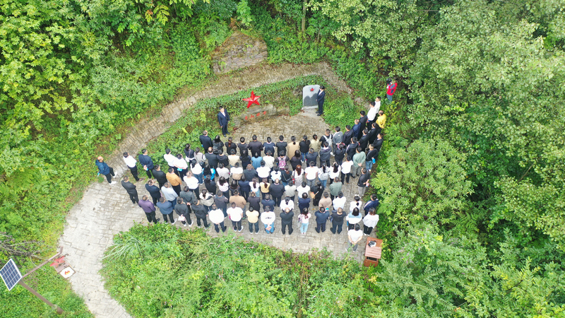 8月30日，在赫章縣哲莊壩長征文化公園土墻房附近教學(xué)點(diǎn)，學(xué)員們聆聽哲莊壩戰(zhàn)斗魚水情深故事。謝永奇攝