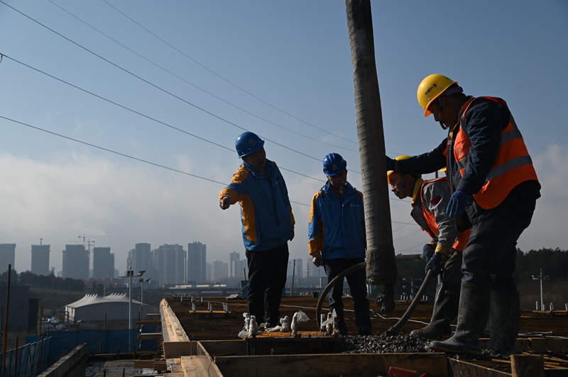 圖為貴陽(yáng)有軌電車T2線施工現(xiàn)場(chǎng).