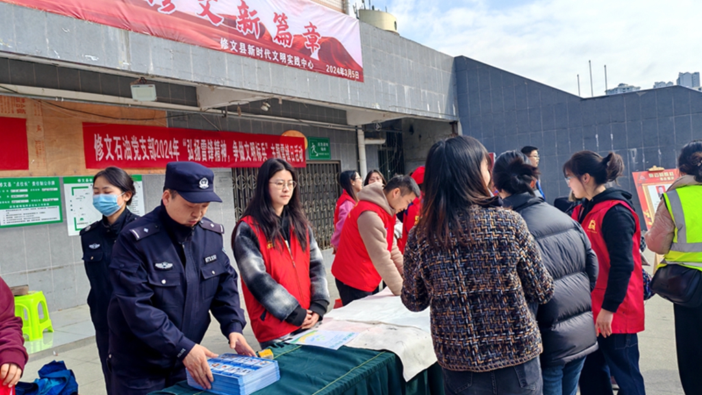 動聚焦老年群體，開展健康常識科普、義診服務(wù)；圍繞防火、防盜、防詐騙等安全知識進(jìn)行大力宣傳 修文縣融媒體中心陳祺 攝