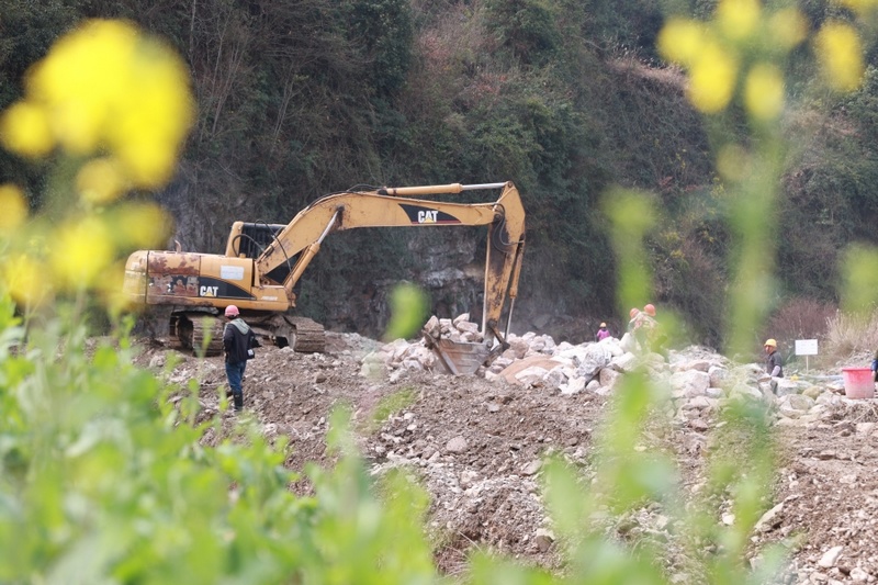 岑鞏縣平莊鎮(zhèn)路溪河村龍里段山洪溝防洪治理工程建設(shè)現(xiàn)場，工人在施工。唐鵬攝