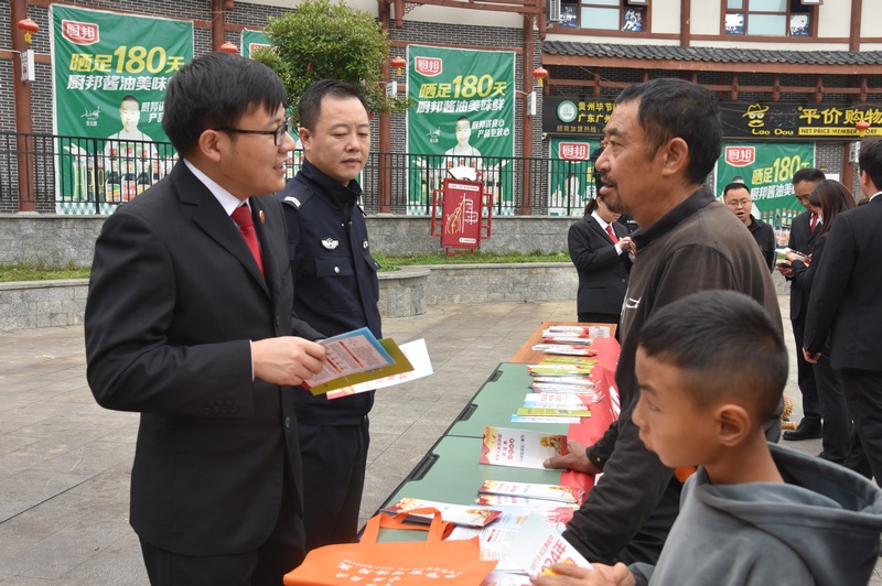 工作人員為居民講解法律相關(guān)知識。