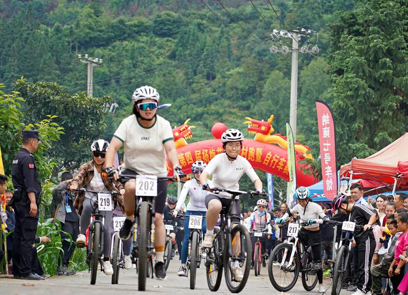 2024年6月22日，貴州省畢節(jié)市納雍縣昆寨鄉(xiāng)千秋村，山地自行車開賽。 楊英 攝