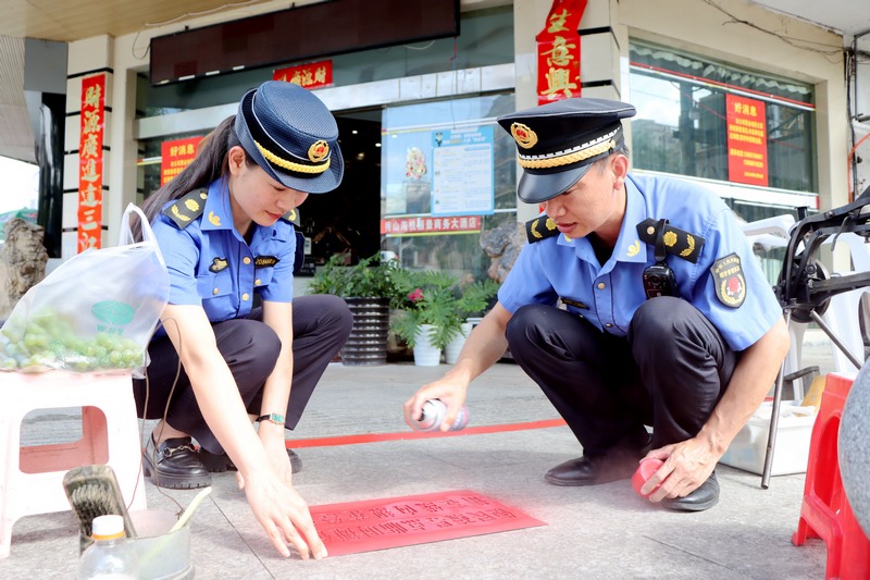 規(guī)劃城市“文明線” 為流動攤販“安個家”。