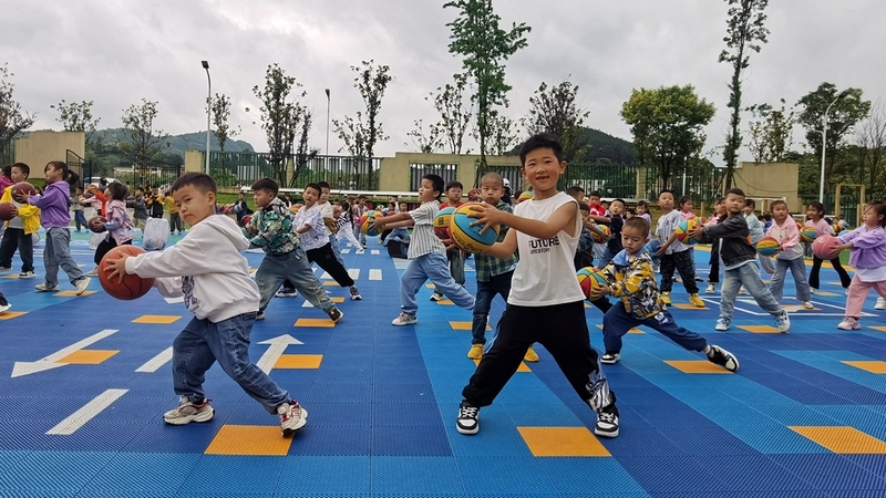 修文縣第四幼兒園的小朋友們?cè)诶蠋煹膸ьI(lǐng)下依次開展了晨間活動(dòng)、籃球操、集體教學(xué)活動(dòng)展示和籃球?qū)官?修文縣融媒體中心查姜維 攝