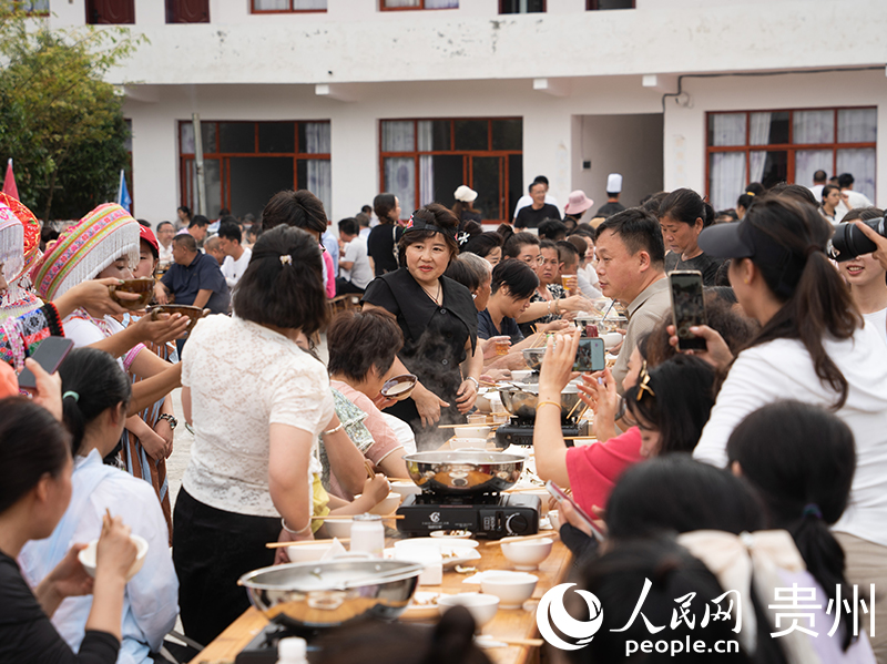 長桌宴上歡聲笑語，共慶節(jié)日。人民網(wǎng) 陽茜攝