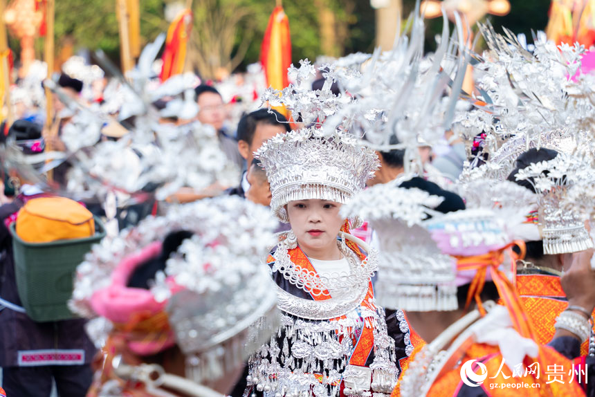 身著盛裝準備參加仰阿莎文化節(jié)民族文化巡演的少數(shù)民族群眾。人民網(wǎng)記者 涂敏攝