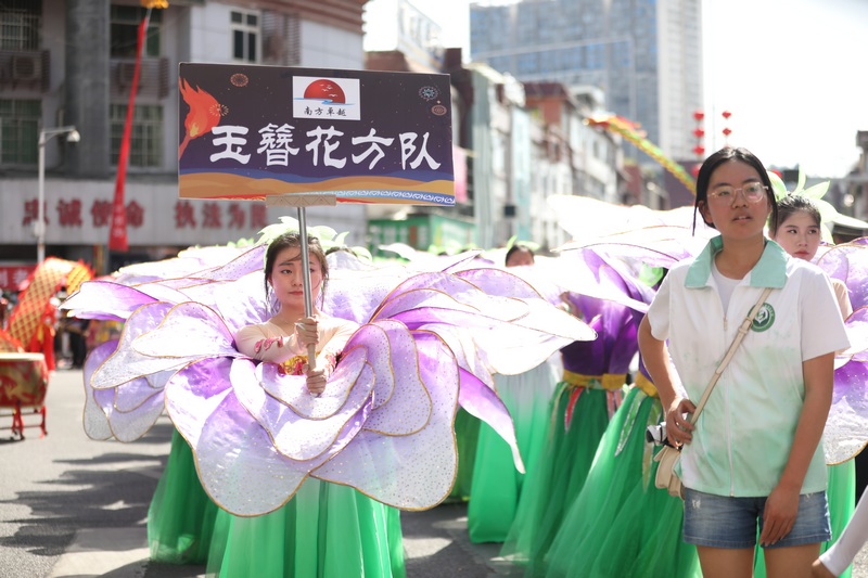 穿著表演服飾的玉簪花方隊(duì)。