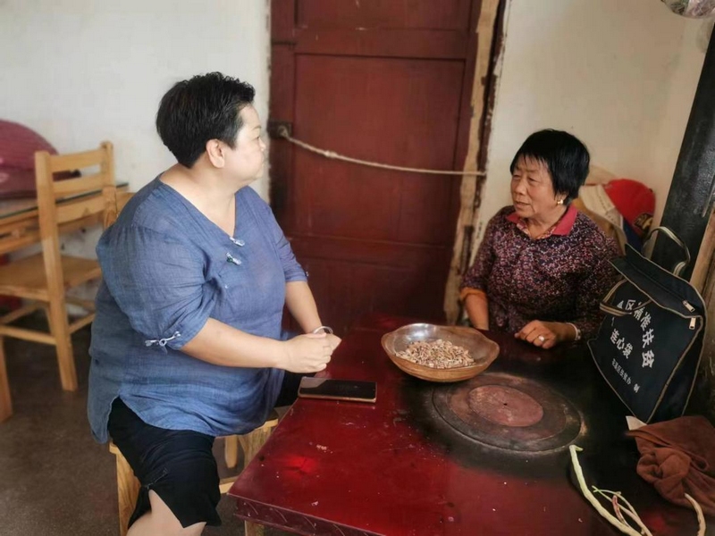 久安鄉(xiāng)鞏固村“跑腿干部”上門為群眾辦事