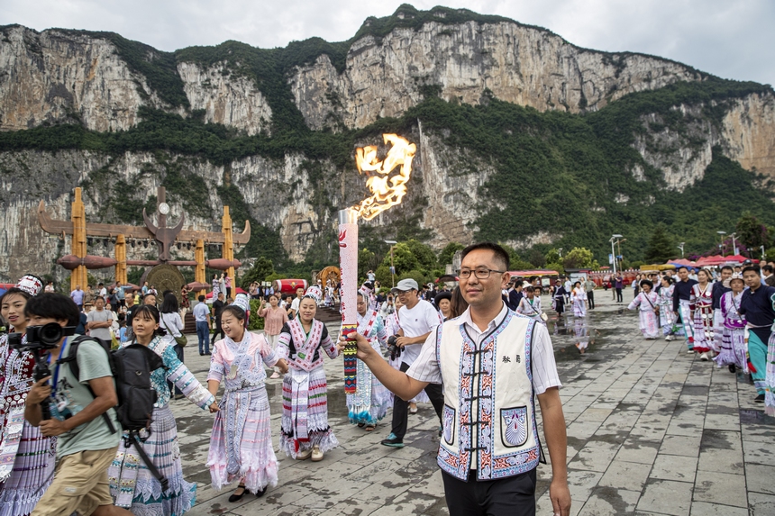 2024年8月1日，貴州省黔西市2024年“好生活 在黔西”避暑旅游季火把節(jié)，從百里杜鵑管理區(qū)傳遞而來的“興旺之火”抵達(dá)黔西市新仁鄉(xiāng)化屋村，化屋村火把傳遞手點燃“興旺之火”。