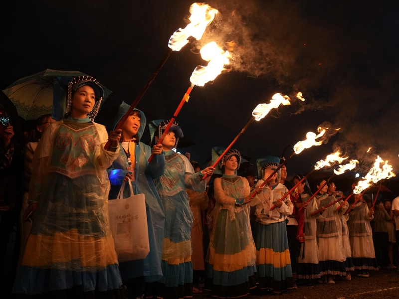 7月29日，百里杜鵑舉辦火把節(jié)豐富避暑游客旅居生活。