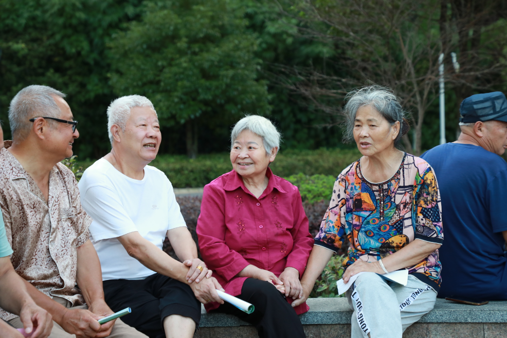 老人們?cè)谛^(qū)里聊天、鍛煉身體。