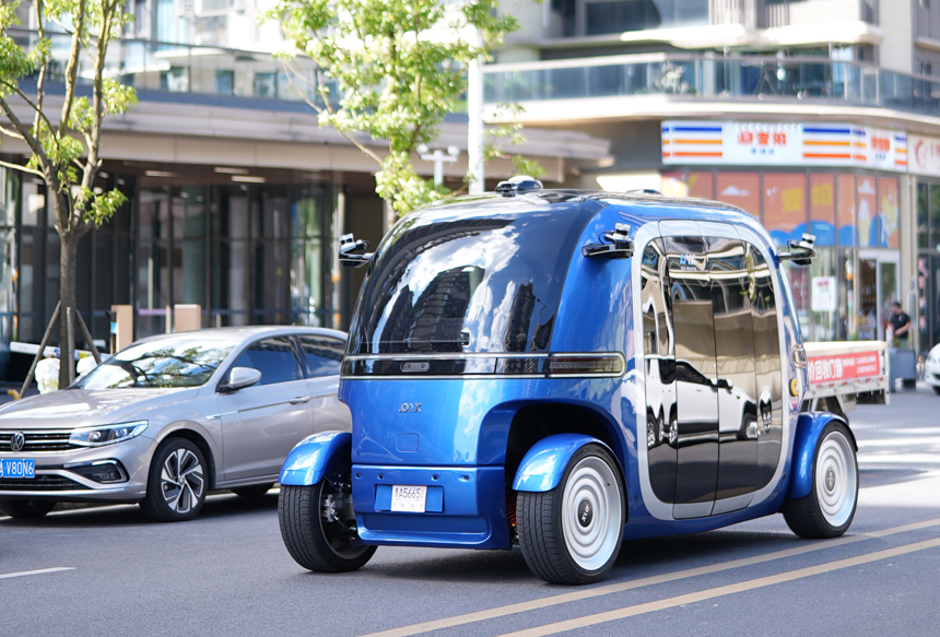 無人駕駛小巴Robobus“持證”上崗。貴州翰凱斯智能技術(shù)有限公司供圖