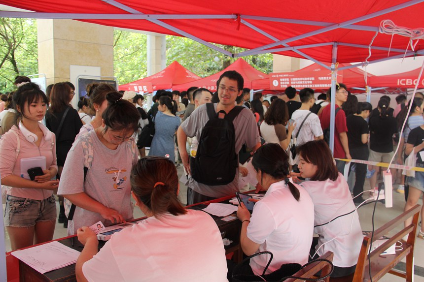 圖為貴州大學(xué)開學(xué)季服務(wù)現(xiàn)場。圖片提供：工行貴陽花溪支行 (1)