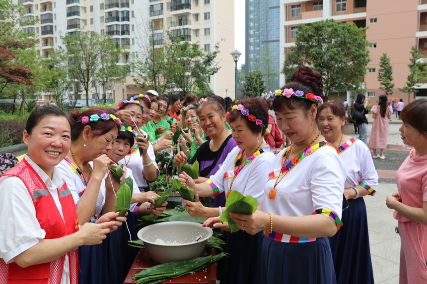 大橋社區(qū)“粽葉飄香過(guò)端午·民族團(tuán)結(jié)鄰里情”端午節(jié)主題活動(dòng)。社區(qū)供圖