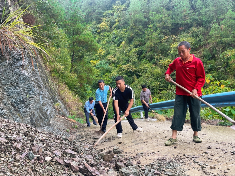 思南縣楓蕓鄉(xiāng)道路隱患治理現(xiàn)場(chǎng)（鄧連林 攝）