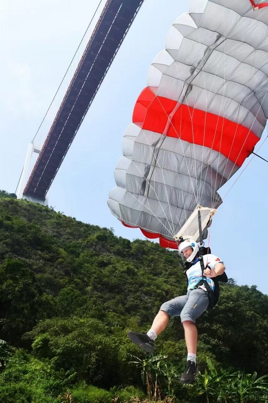 5世界極限運動員挑戰(zhàn)壩陵河大橋