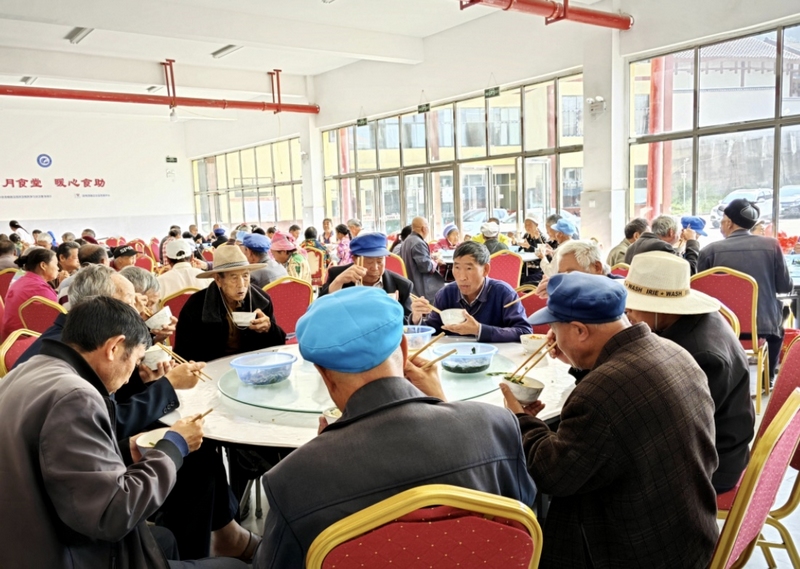 老人在“歲月食堂”集中用餐。