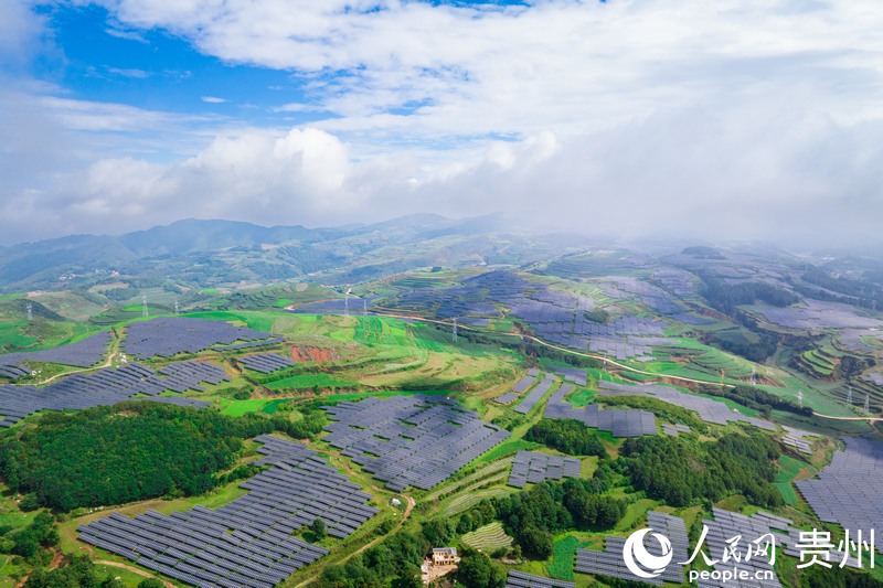 航拍威寧縣雙龍鎮(zhèn)，光伏板遍布山脈。人民網(wǎng)記者 涂敏攝.jpg