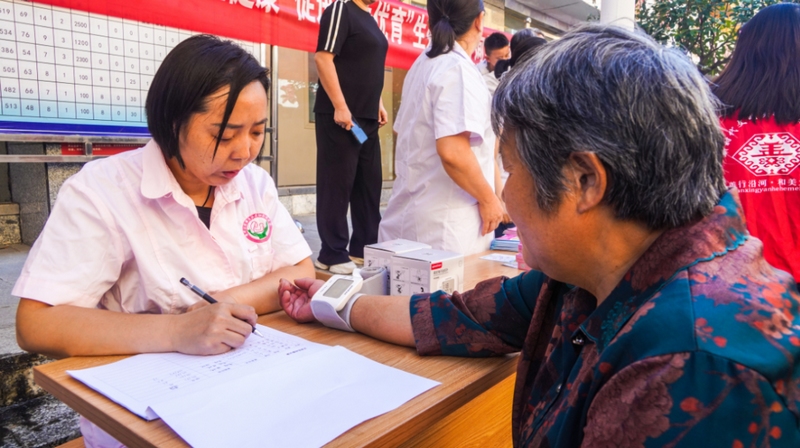 免費為居民進(jìn)行血壓