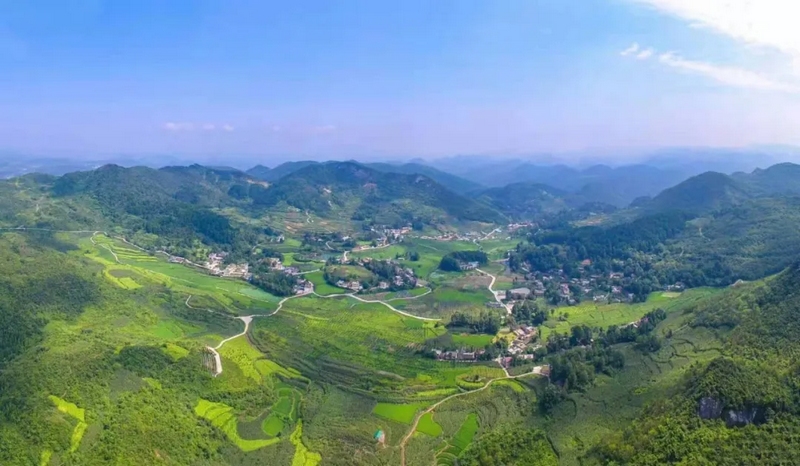 1 圖為甕安縣玉山鎮(zhèn)東北面的白花村村貌一角。