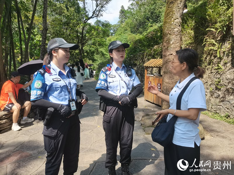 旅游警察女子中隊(duì)隊(duì)員在為游客答疑解難。人民網(wǎng) 黃小桃攝