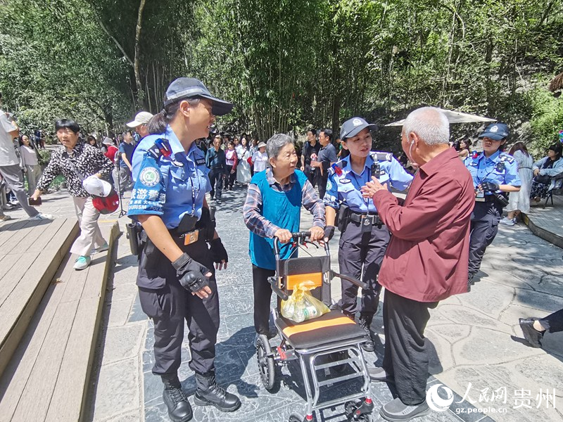 旅游警察女子中隊(duì)隊(duì)員在為游客提供服務(wù)。人民網(wǎng) 黃小桃攝