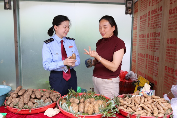 稅務(wù)干部深入農(nóng)交會現(xiàn)場走訪問需，了解企業(yè)生產(chǎn)經(jīng)營情況和涉稅需求。鄭婷攝