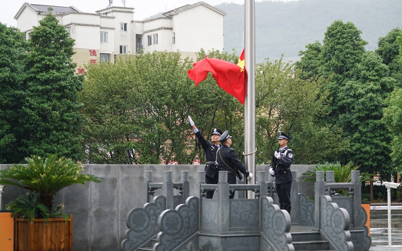 10月1日 上午9點 桐梓公安舉行國慶升國旗儀式 (3)