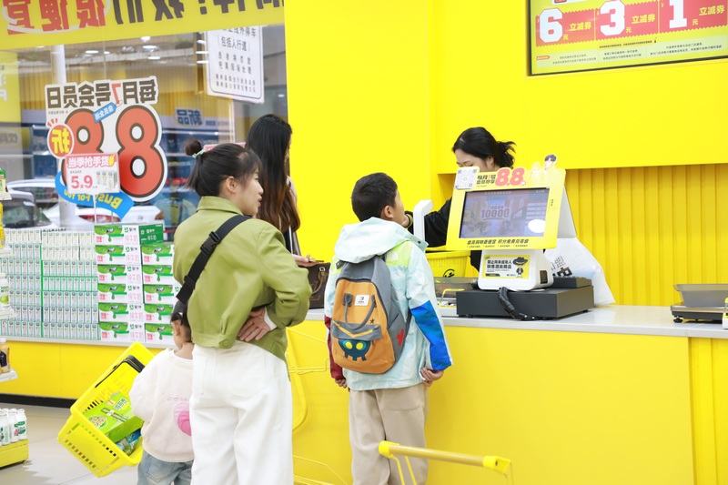 市民們在挑選零食 (1).JPG