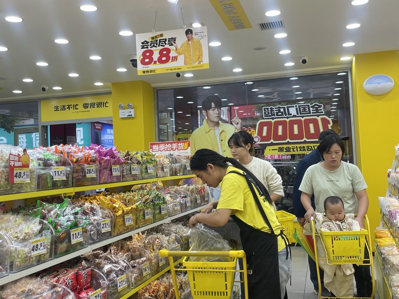 市民們在挑選零食 (4).JPG