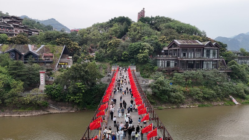 3、茅臺(tái)鎮(zhèn)紅軍橋游人如織。 余甚君 攝.JPG