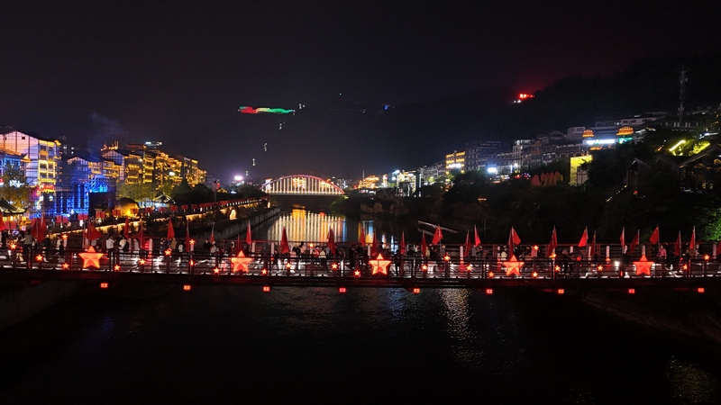 5、茅臺(tái)鎮(zhèn)紅軍橋游人如織（夜景）。 余甚君 攝.JPG