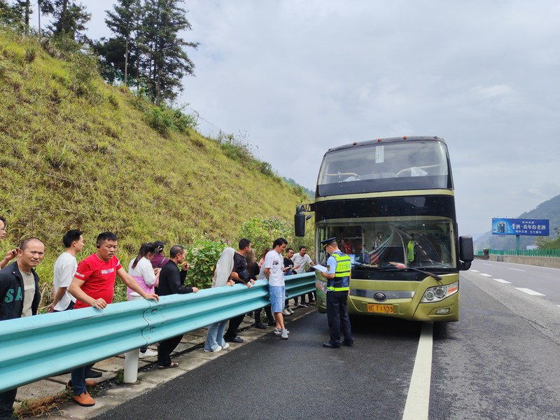 3-圖為七支隊(duì)十五大隊(duì)執(zhí)法人員對(duì)鼓掌車(chē)輛開(kāi)展救援并轉(zhuǎn)移群眾。