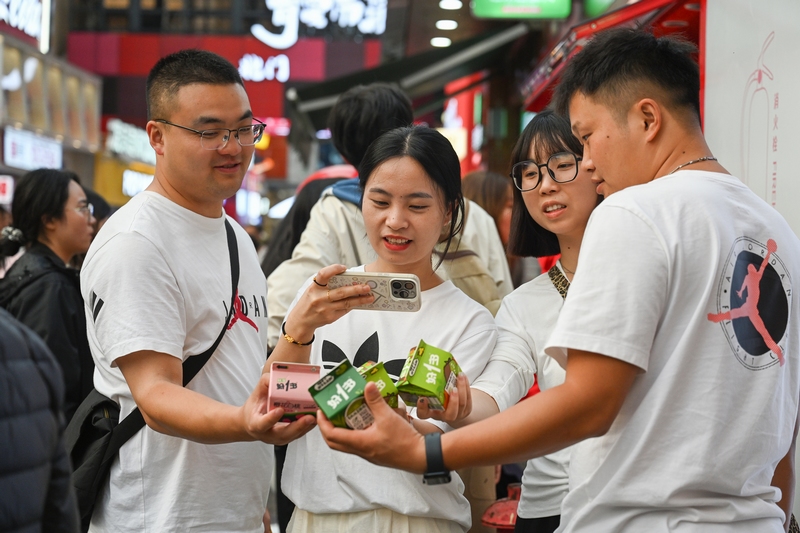 好一多系列乳品熱力十足，眾多游客爭(zhēng)相打卡體驗(yàn)。