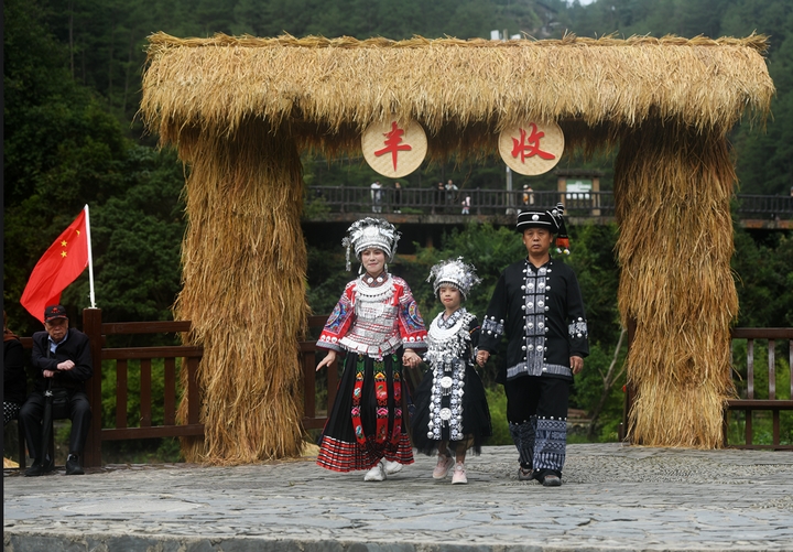 圖為郎德景區(qū)的稻耕文化區(qū)游客在打卡體驗(yàn)。 李玉貴攝