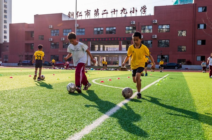 東莞市“組團式”幫扶推動銅仁教育（足球教學）。