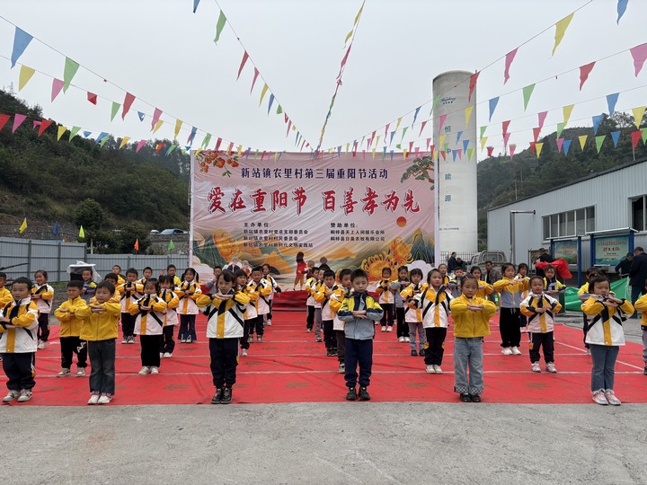 新站鎮(zhèn)農(nóng)里村節(jié)目表演。劉秀娟攝