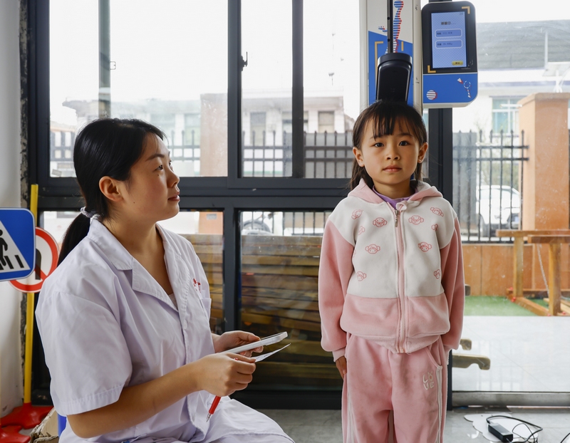 10月10日，在貴州省黔南布依族苗族自治州羅甸縣平巖幼兒園，縣中醫(yī)院的醫(yī)務(wù)人員為小朋友進(jìn)行身高體重測(cè)量。