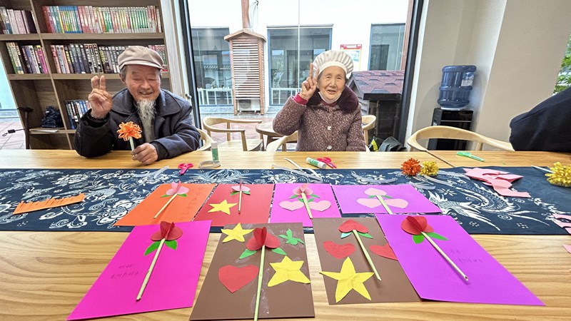 金銀山街道開展“花漾重陽·情暖歲月——老年居民折紙活動(dòng)”。金銀山街道供圖4