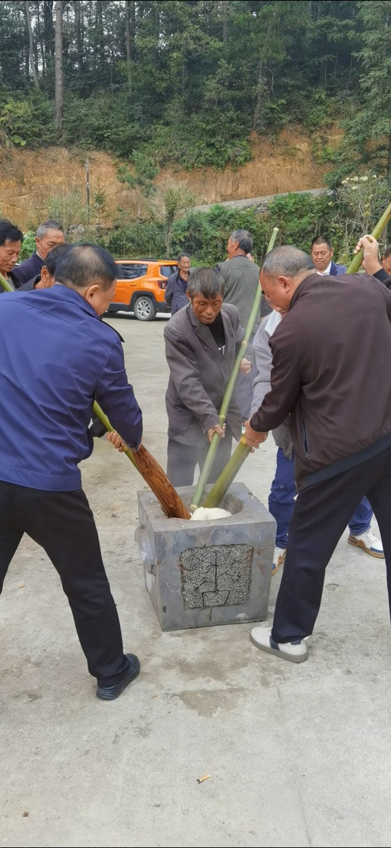 圖為：南龍鄉(xiāng)田坎村村民們正熱火朝天打糍粑