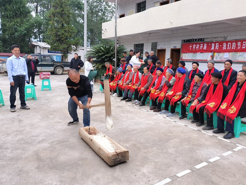 圖為：花梨鎮(zhèn)打糍粑