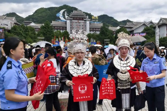 志愿者在貴州劍河“六月六”仰阿莎文化節(jié)活動現(xiàn)場開展法治宣傳。劍河縣司法局供圖