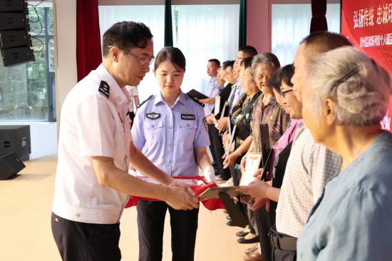 吳道明向捐贈(zèng)人頒發(fā)了捐贈(zèng)證書，并向他們表示衷心的感謝